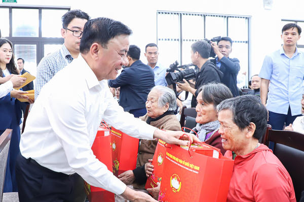Thường trực Ban Bí thư Trần Cẩm Tú trao quà Tết cho hộ nghèo, gia đình chính sách tại Đà Nẵng