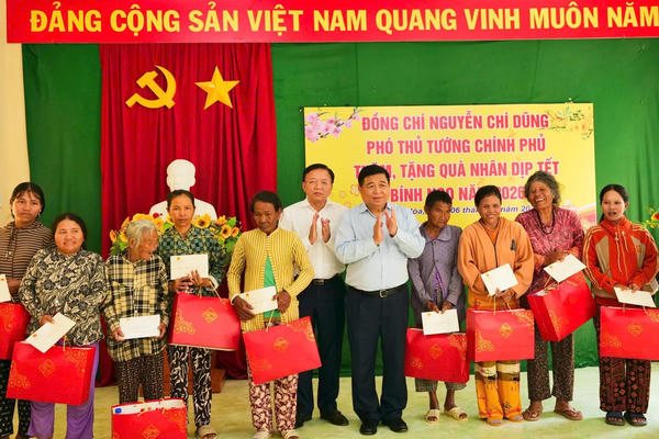 Phó Thủ tướng Nguyễn Chí Dũng thăm, tặng quà Tết tại Khánh Hòa
