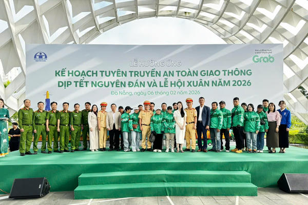 Đà Nẵng: Tặng 4.000 mũ bảo hiểm cho công nhân, người lao động, học sinh, sinh viên