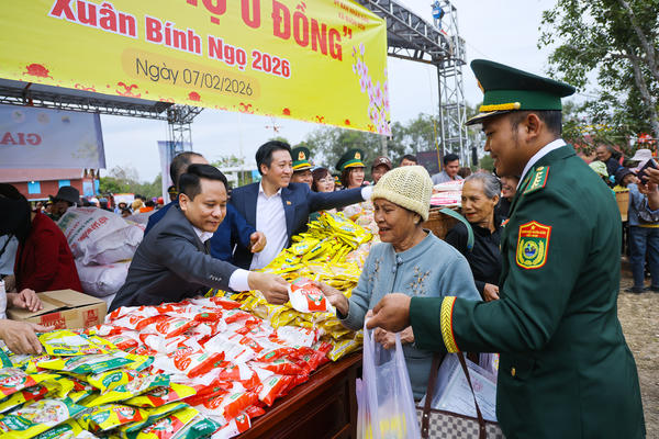 Tiếp thêm niềm tin cho bà con vùng biên dịp Xuân về