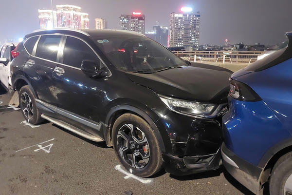 Hà Nội: 6 xe ô tô va chạm liên hoàn trên cầu Nhật Tân, giao thông ùn tắc kéo dài