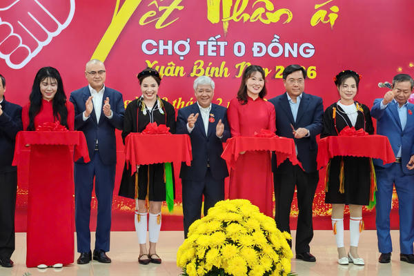 Phó Chủ tịch Thường trực Quốc hội Đỗ Văn Chiến tặng quà Tết đồng bào khó khăn tỉnh Phú Thọ