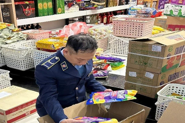 Đà Nẵng: Phát hiện, xử lý 2 cơ sở kinh doanh hơn 2.400 sản phẩm thực phẩm vi phạm