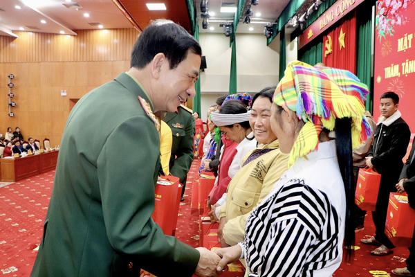 Đại tướng Phan Văn Giang chúc Tết người dân tỉnh Thái Nguyên