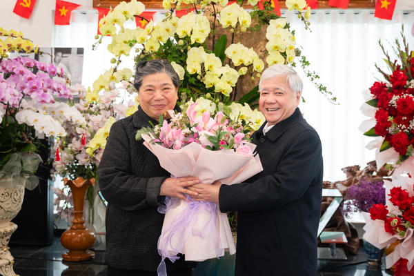 Phó Chủ tịch Thường trực Quốc hội Đỗ Văn Chiến thăm và chúc tết nguyên Phó Chủ tịch Thường trực Quốc hội Tòng Thị Phóng