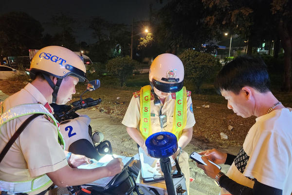 TP Hồ Chí Minh: Xe dù, bến cóc 'núp bóng' cây xăng, bãi xe hoạt động rầm rộ cận Tết