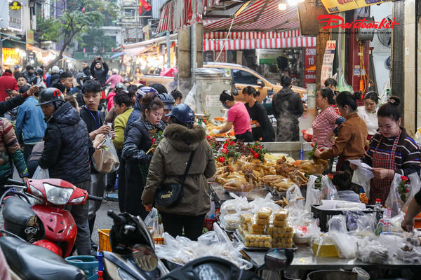 Chợ Hàng Bè nhộn nhịp người dân mua đồ cúng ông Công, ông Táo