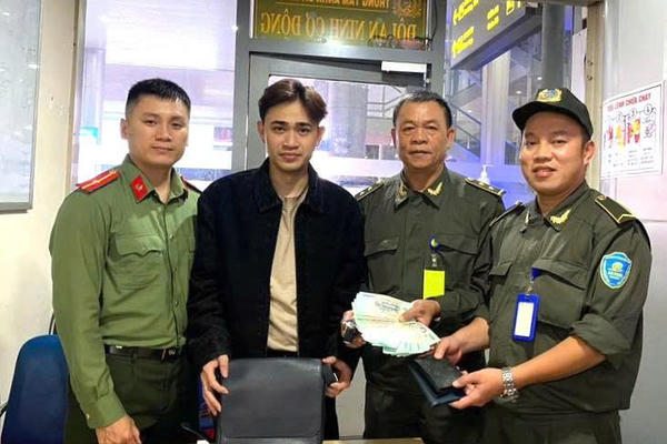 Hành khách tại sân bay Đà Nẵng vui mừng được trả lại túi xách, đồng hồ Thụy Sĩ