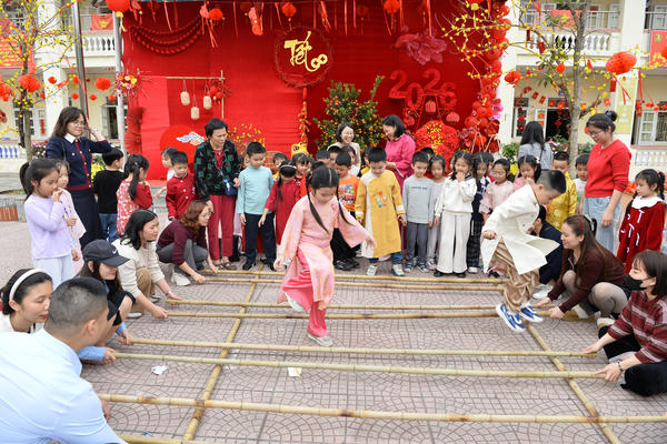 Học sinh Hà Nội trải nghiệm Tết cổ truyền trong trường học