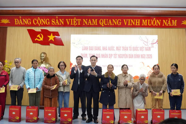 Bộ trưởng Bộ Ngoại giao Lê Hoài Trung thăm, tặng quà Tết cho hộ nghèo tại Huế