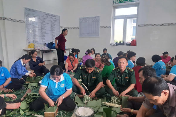 Bộ đội gói 400 bánh chưng, bánh tét tặng người dân khó khăn