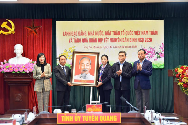 Trưởng Ban Tuyên giáo và Dân vận Trung ương Trịnh Văn Quyết thăm, chúc Tết tỉnh Tuyên Quang