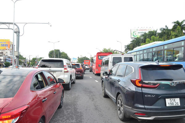 Người dân về quê đón Tết, cửa ngõ TP Hồ Chí Minh ùn ứ cục bộ