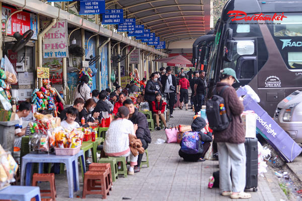 Người dân Hà Nội nhộn nhịp ra bến xe về quê ăn Tết sớm