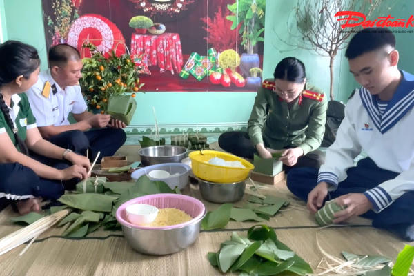 Chiến sĩ nhà giàn DK1 gói bánh chưng ăn Tết