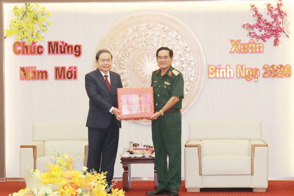 Chủ tịch Quốc hội Trần Thanh Mẫn thăm, chúc tết và tặng quà tại Quân khu 9