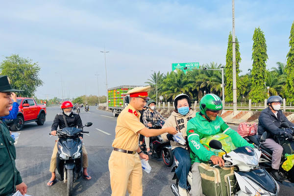 Tiếp sức người dân về quê đón Tết bằng những phần quà nghĩa tình