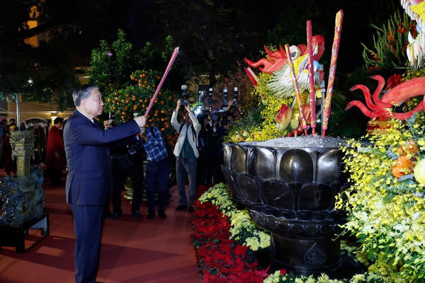 Tổng Bí thư Tô Lâm dâng hương tại tượng đài Vua Lý Thái Tổ