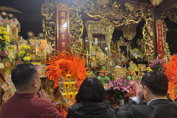 Đông đảo người dân chiêm bái Đền Chợ Củi ngày đầu năm