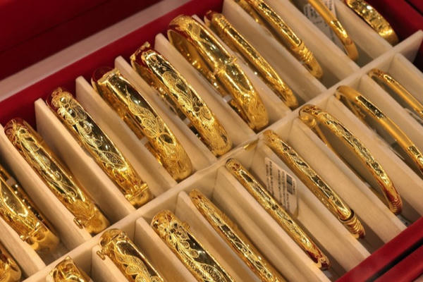 Giá vàng vẫn quanh ngưỡng 5.000 USD một ounce, giá bạc giảm nhẹ