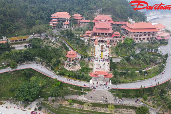 Quảng Ninh: Người dân nô nức đi lễ chùa đầu năm mới