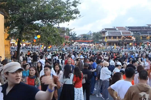 Phố cổ Hội An tấp nập du khách