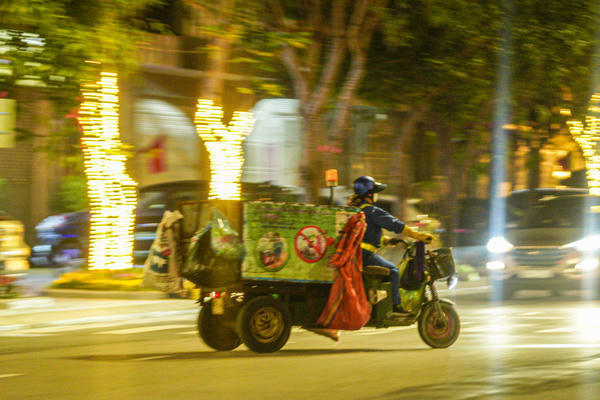 Tết giữa phố của những người giữ mùa xuân sạch sẽ