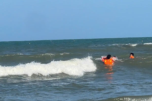 Quảng Ngãi: Hai cha con mất tích khi tắm biển Mỹ Khê