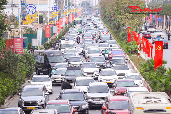 Người dân lỉnh kỉnh hành lý trở lại Hà Nội sau kỳ nghỉ Tết