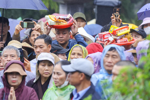 Hàng vạn du khách nô nức về khai hội chùa Hương