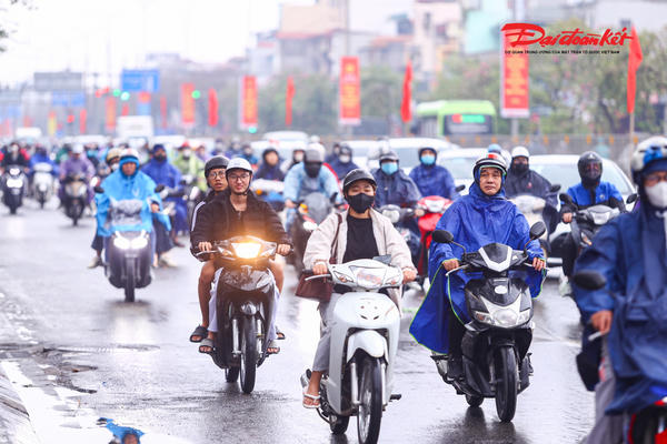 Người dân ùn ùn trở lại Thủ đô trong ngày cuối kỳ nghỉ Tết Nguyên đán 2026