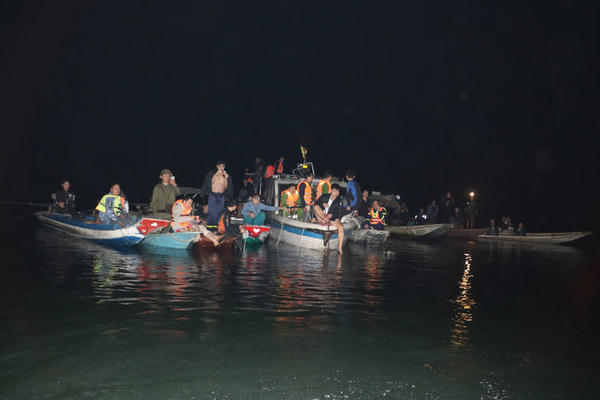 Nỗ lực tìm kiếm nạn nhân mất tích trong vụ chìm tàu ở hồ Thác Bà