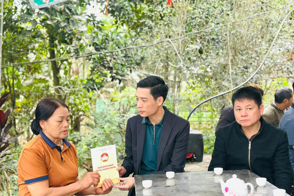 Mặt trận tỉnh Lào Cai thăm hỏi, trao hỗ trợ cho gia đình nạn nhân vụ chìm tàu trên hồ Thác Bà