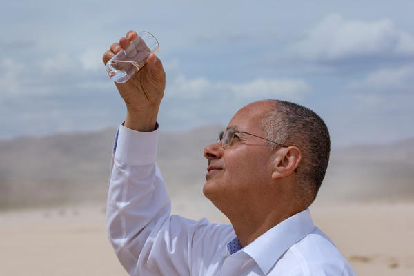 Chế tạo máy hút nước từ không khí khô