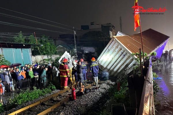 Tàu SE3 tông xe tải, tài xế bị kẹt trong cabin