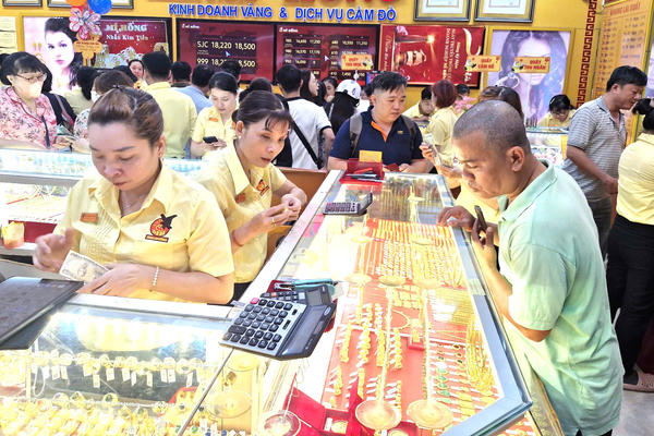Ngày vía Thần Tài: Hoa quả tăng giá, vàng đắt đỏ vẫn hút khách
