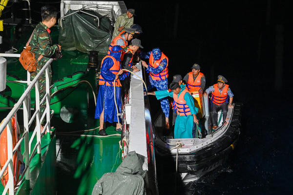 Xúc động hình ảnh cán bộ, chiến sĩ cảnh sát biển bỏ phiếu bầu cử trên biển