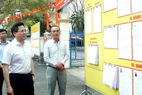 Chủ tịch UBND tỉnh Quảng Ngãi kiểm tra công tác chuẩn bị bầu cử tại đơn vị số 1