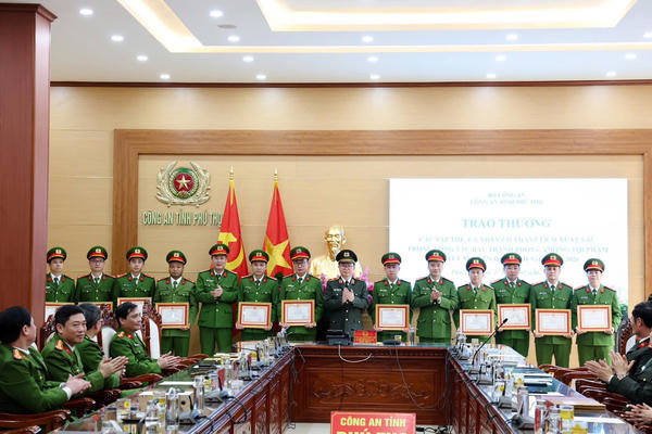 Phú Thọ: Khen thưởng đột xuất tập thể, cá nhân đạt thành tích xuất sắc trong đấu tranh, phá án vụ giết người