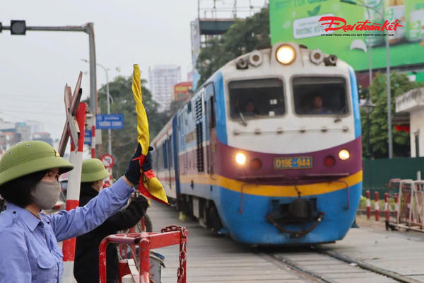 Hà Nội mạnh tay xử lý tài xế cố tình vượt rào chắn đường ngang đường sắt Hà Nội mạnh tay xử lý tài xế cố tình vượt rào chắn đường ngang đường sắt