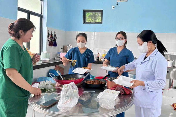 Đà Nẵng: Ấm lòng bếp ăn tình thương nơi vùng cao 