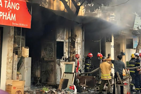 Hà Nội: Cháy lớn trên phố Bắc Cầu, thiêu rụi nhiều tài sản