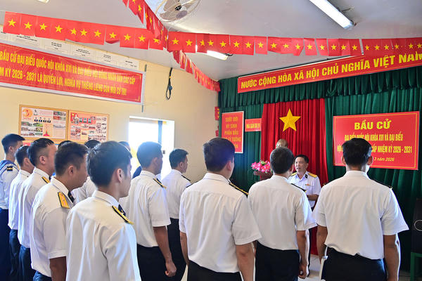 Chiến sỹ nhà giàn DK1 bắt đầu bỏ phiếu bầu cử trên biển