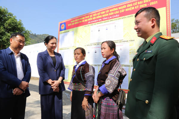 Phó Chủ tịch - Tổng Thư ký Ủy ban Trung ương MTTQ Việt Nam Hà Thị Nga tiếp xúc cử tri ở xã Khoen On