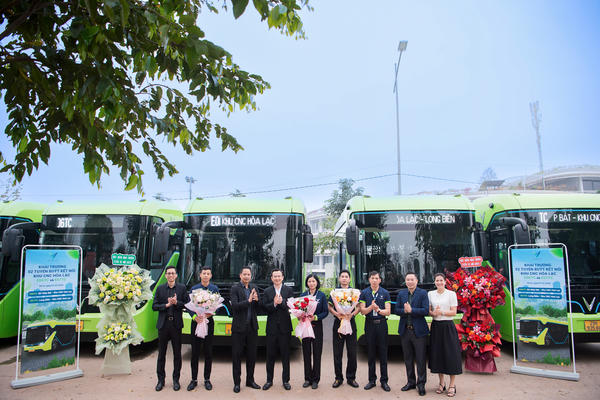 Khai trương 2 tuyến buýt điện kết nối trung tâm Hà Nội – Khu Công nghệ cao Hòa Lạc