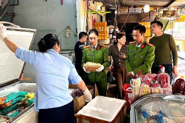 Thanh Hóa: Phát hiện, thu giữ 4 tấn thực phẩm không rõ nguồn gốc Thanh Hóa: Phát hiện, thu giữ 4 tấn thực phẩm không rõ nguồn gốc