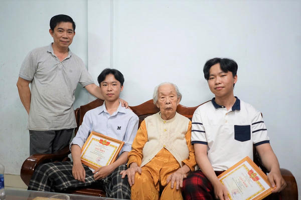 Đà Nẵng: Cặp song sinh cùng viết đơn tình nguyện nhập ngũ