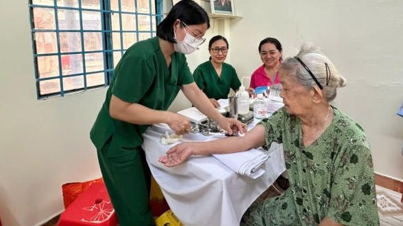 Khi trạm y tế chủ động “gõ cửa” từng hộ dân Khi trạm y tế chủ động “gõ cửa” từng hộ dân