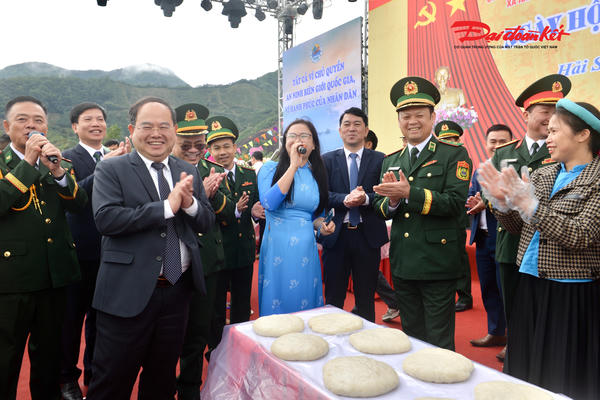 Bí thư Tỉnh ủy Quảng Ninh và Chính ủy BĐBP làm bánh giầy trong Ngày hội Biên phòng toàn dân Bí thư Tỉnh ủy Quảng Ninh và Chính ủy BĐBP làm bánh giầy trong Ngày hội Biên phòng toàn dân