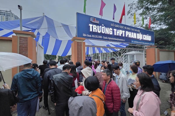 Xếp hàng nộp hồ sơ lớp 10: Sở GDĐT Hà Nội yêu cầu hoàn trả phí ghi danh